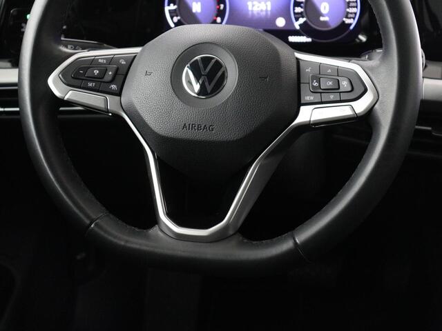 Volkswagen GOLF 1.0 eTSI Life | Camera | Massage | Carplay | Adaptive cruise | Memory | Navigatie | Sfeerverlichting | Side Assist | File Assistent | Climate control | Park Assist | Getint glas