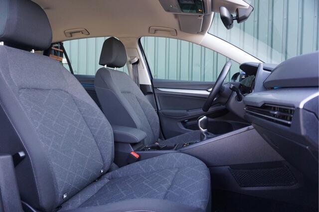 Volkswagen GOLF 1.0 TSI 110pk Life + Carplay/ Navi/ ACC/ Parkeersensoren/ Mooi/ Garantie!