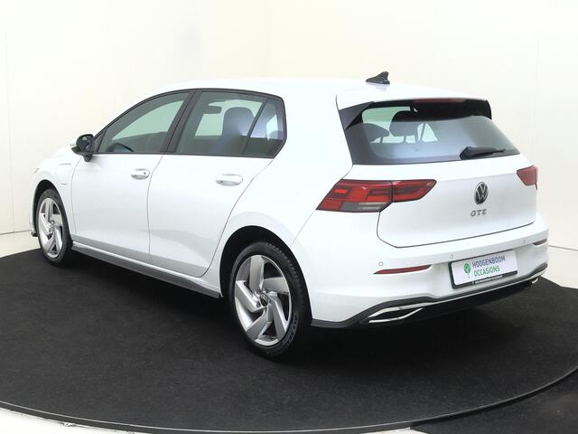 Volkswagen GOLF 1.4 eHybrid GTE | SoH 96% | Navigatie | Stoel- en stuurwielverwarming | LED Plus verlichting | Draadloze telefoonlader | Lane- en frontassist | Parkeersensoren | 3-zone airco |