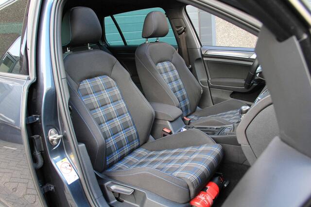 Volkswagen GOLF 1.4 TSI DSG GTE Panorama dak | Full LED matrix | Keyless | 19" Pretoria | Vol in de opties! | MEER FOTO'S VOLGEN!