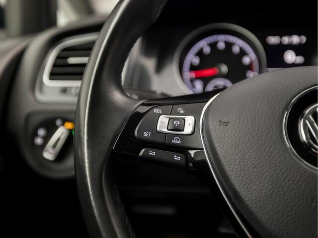 Volkswagen GOLF 1.0 TSI Sportline Automaat (APPLE CARPLAY, GROOT NAVI, CAMERA, CLIMATE, STOELVERWARMING, SPORTSTOELEN, ADAPTIVE CRUISE, PARKEERSENSOREN, GETINT GLAS, NIEUWSTAAT)