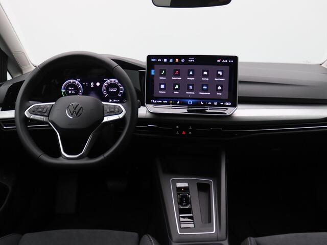 Volkswagen GOLF 1.5 eHybrid Life Edition 204PK DSG Trekhaak, Memorystoel, Ergo Active Stoelen, 17" LM Velgen, Keyless, Side Assist, Stoel-Stuurverwarming, Navi via Apple Carplay/Android Auto
