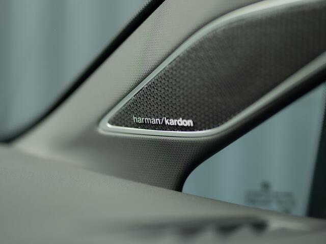 Volkswagen GOLF 1.5 eTSI R-Line Edition | Panodak | IQ Light | Trekhaak wegkl. | Harman/Kardon | Head Up | Prijs Rijklaar!!