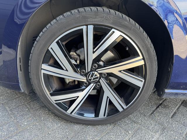 Volkswagen GOLF Variant 1.5 eTSI R-Line | Navigatie | Camera | DAB | Trekhaak |