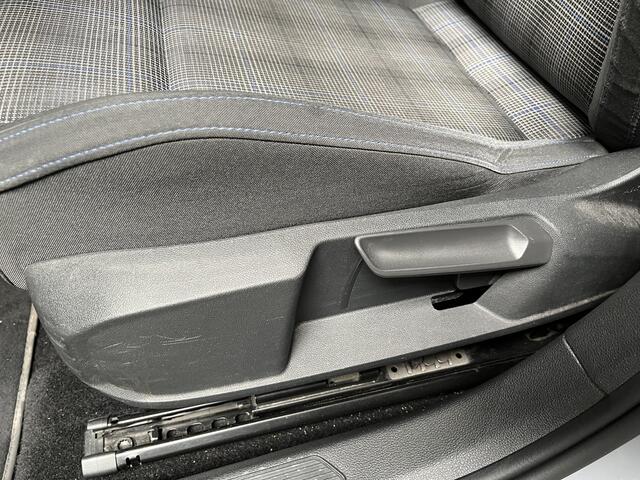 Volkswagen GOLF 1.4 eHybrid GTE / AUTOMAAT/ 245 PK/ BLACK STYLE/ TREKHAAK/ CAMERA/ PARK. SENSOREN/ STOEL-STUURVERWARM./ ADAPT. CRUISE/ APP CONNECT/ NAVI/ CLIMA/ DAB/ 18" LMV