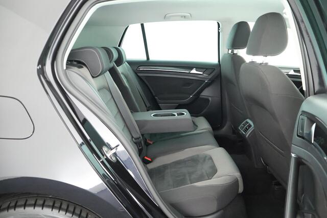 Volkswagen GOLF 1.5 TSI 150pk H6 R-Line Highline Led Stoelverwarming Navigatie Parkeersensoren