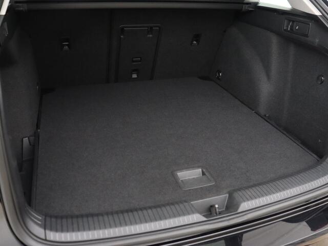 Volkswagen GOLF 1.0 TSI Life | Adaptive cruise | Carplay | Navigatie | Parkeerhulp | Sfeerverlichting | Climate control | Digital Cockpit | Bluetooth