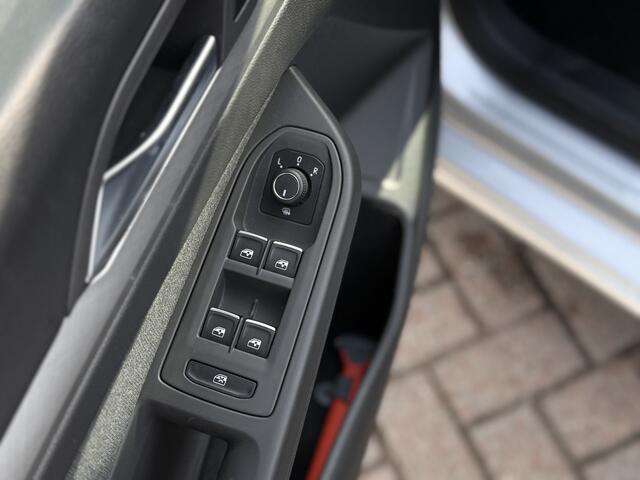 Volkswagen GOLF Variant 1.0 TSI Life met slechts 61.146 km! Nederlandse auto! | Camera | Navi | ACC | Stoelverwarming | Clima | PDC V+A | LM velgen | RIJKLAARPRIJS INCL 12 MAANDEN GARANTIE EN BEURT