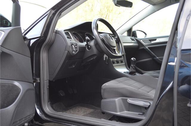 Volkswagen GOLF 1.0 TSI Connected Series Camera | Carplay | Navigatie | Nl Auto! 1é eigenaar. Sport Stoelen | Sportonderstel |