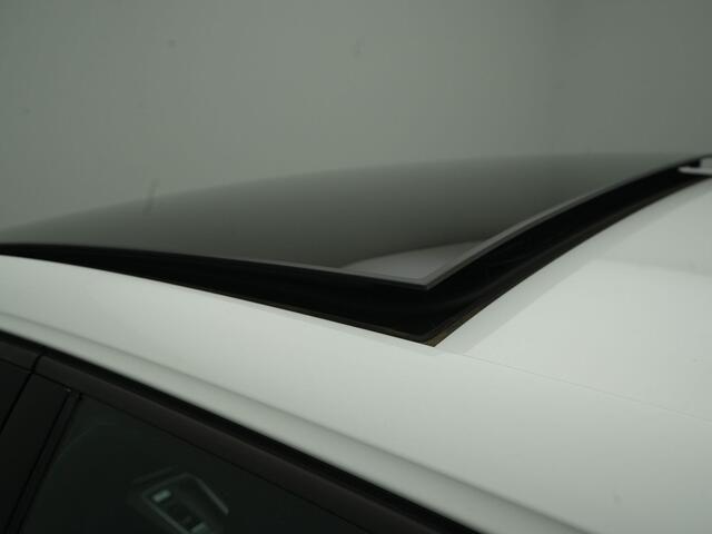 Volkswagen GOLF 1.4 eHybrid GTE - RIJKLAARPRIJS - All Seasonbanden - Achteruitrijcamera - Elektrisch Glazen Schuif-/Kanteldak - Apple Carplay - Android Auto - Stoel- en Stuurverwarming