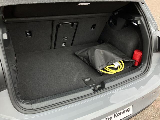 Volkswagen GOLF 1.5eHybrid 200kW/272PK Black Style GTE · Camera · Trekhaak · Head-up display · Apple/Android Car Play · Garantie t/m 25-05-2030 of 100.000km