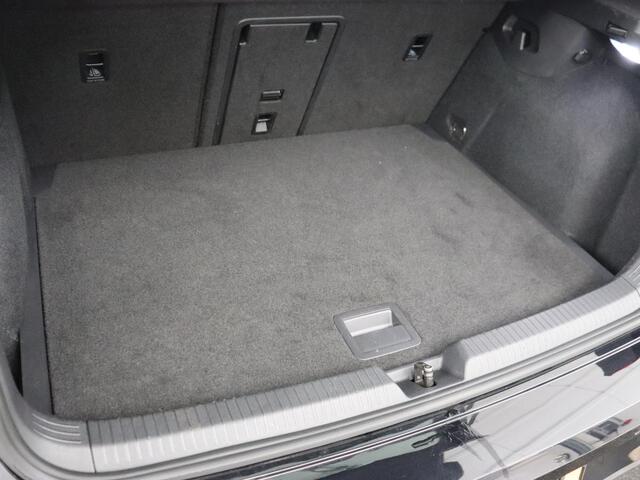 Volkswagen GOLF 1.0 TSI Life | Carplay | Navigatie | Adaptive cruise | Full LED | Digital Cockpit | Sfeerverlichting | Climate control | Bluetooth | Parkeerhulp