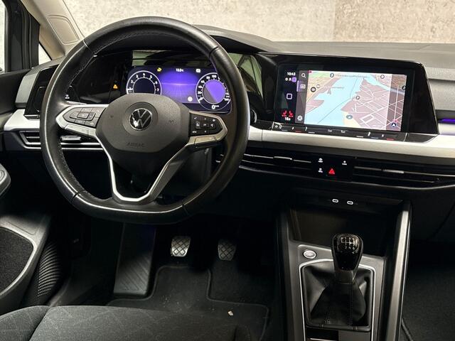 Volkswagen GOLF 1.5 TSI Sport (4 CILINDER, APPLE CARPLAY, GROOT NAVI, STUUR/STOELVERWARMING, KEYLESS, GETINT GLAS, PARKEERSENSOREN, NIEUWE APK, NIEUWSTAAT)