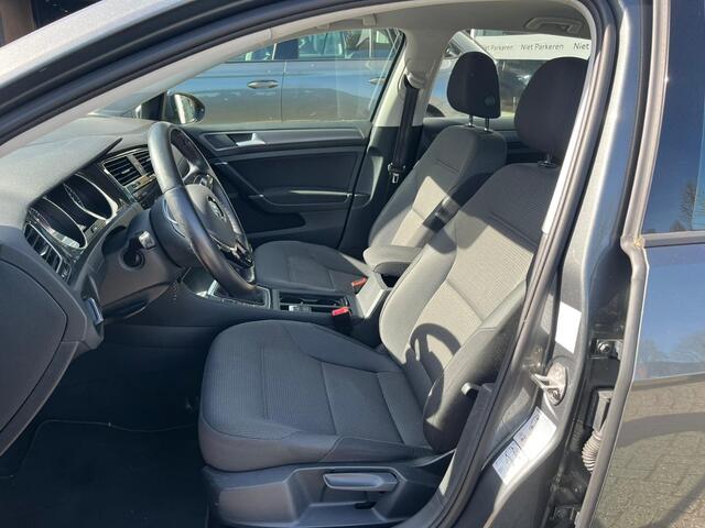Volkswagen GOLF 1.0 TSI Comfortline / Achteruitrijcamera / Stoelverwarming / 16" LMV / App-Connect / Navigatie / Parkeersensoren V+A