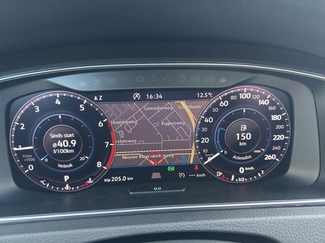 Volkswagen GOLF 1.5 TSI Highline Business R Pano | Stoel/Stuur verwarming | Led | Massage | 17"| Digitaal Display | Parksensor |