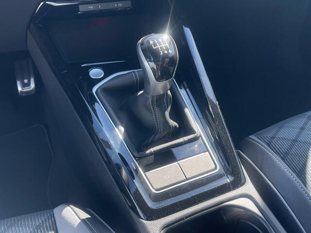 Volkswagen GOLF 1.5 eTSI 130PK Hand. R-Line / Black Style / Digital Cockpit Pro/ Achteruitrijcamera / 18'' LMV / VW