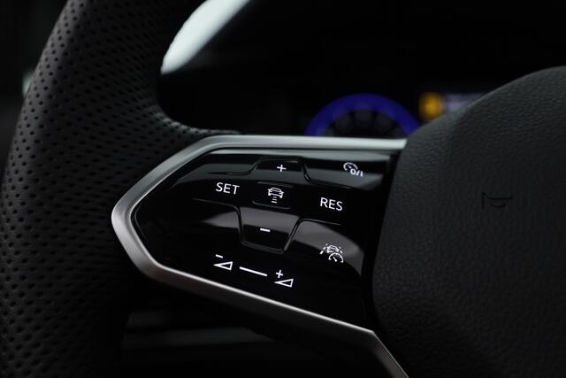 Volkswagen GOLF 1.5 eTSI R-Line DSG | Pano | HUD | IQ. Light (ledbalk) | Stoel- Stuurverw. | Camera+PDC | Adapt. Cruise | Nav+App.Connect | Sfeerverl. | V