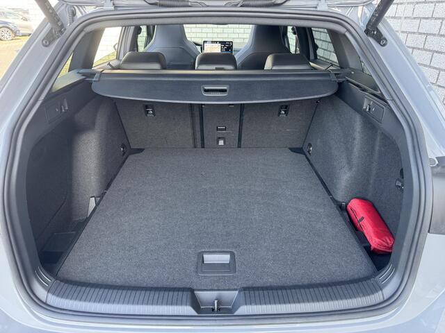 Volkswagen GOLF Variant 1.5 eTSI R-Line Edition | Panoramadak | Stoel + Stuurverwarming |