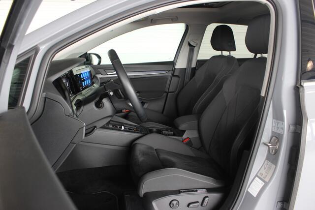 Volkswagen GOLF 1.5 eTSI Style Trekhaak | Pano | IQ Light | Keyless | Stoel/Stuurverw. | Carplay | LED Matrix | Privacy glass | 18" LMV | PDC V+A