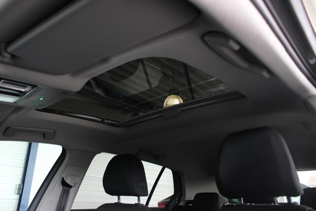 Volkswagen GOLF 1.5 eTSI Style Trekhaak | Pano | IQ Light | Keyless | Stoel/Stuurverw. | Carplay | LED Matrix | Privacy glass | 18" LMV | PDC V+A