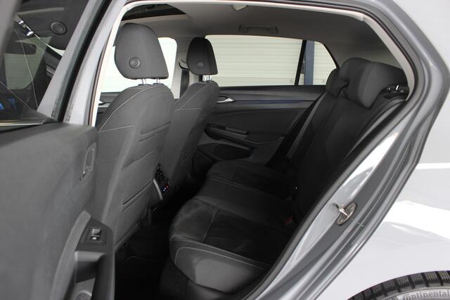 Volkswagen GOLF 1.5 eTSI Style Trekhaak | Pano | IQ Light | Keyless | Stoel/Stuurverw. | Carplay | LED Matrix | Privacy glass | 18" LMV | PDC V+A