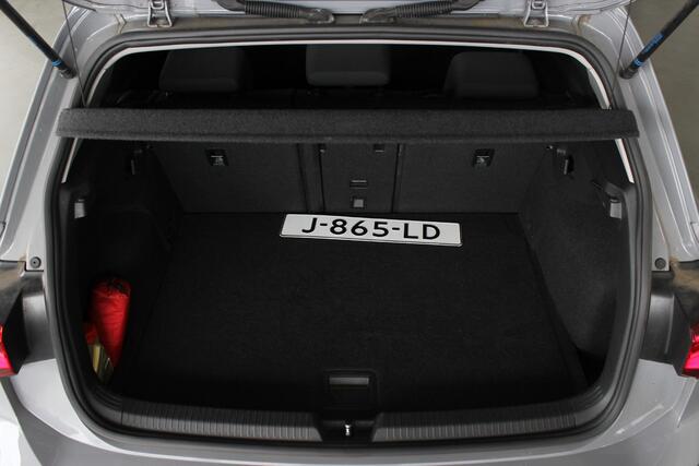 Volkswagen GOLF 1.5 eTSI Style Trekhaak | Pano | IQ Light | Keyless | Stoel/Stuurverw. | Carplay | LED Matrix | Privacy glass | 18" LMV | PDC V+A