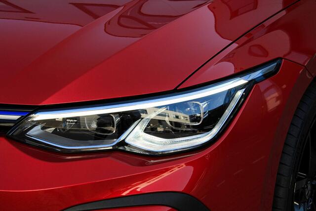 Volkswagen GOLF 1.4 eHybrid DSG GTE | Pano | IQ | Elektrische trekhaak | Winter pack premium | Kings red metallic | Vol in de opties