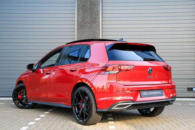 Volkswagen GOLF 1.4 eHybrid DSG GTE | Pano | IQ | Elektrische trekhaak | Winter pack premium | Kings red metallic | Vol in de opties