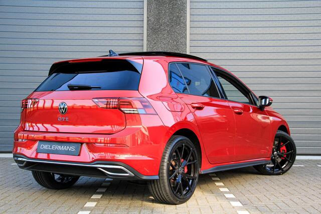Volkswagen GOLF 1.4 eHybrid DSG GTE | Pano | IQ | Elektrische trekhaak | Winter pack premium | Kings red metallic | Vol in de opties