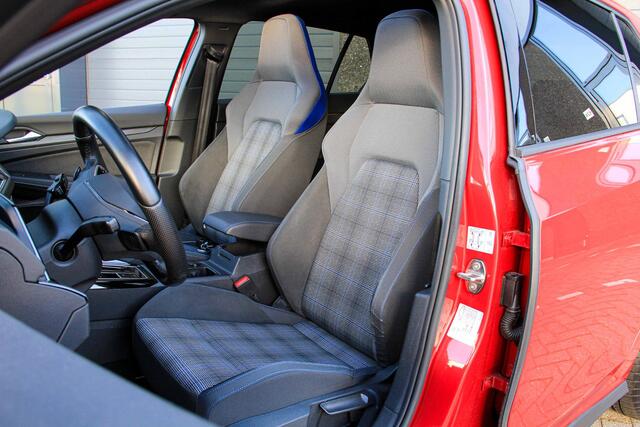 Volkswagen GOLF 1.4 eHybrid DSG GTE | Pano | IQ | Elektrische trekhaak | Winter pack premium | Kings red metallic | Vol in de opties