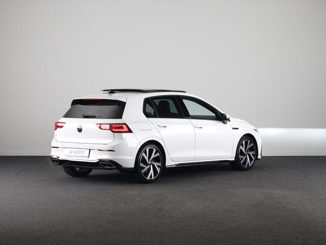 Volkswagen GOLF 1.5 eTSI R-Line 150 pk Automaat (DSG) | Navigatie | Panoramadak | Parkeersensoren (Park assist) | Achteruitrijcamera | Stoelverwarming | R-Line |