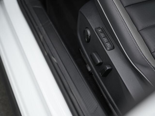 Volkswagen GOLF 1.4 eHybrid 245 pk GTE | Panoramadak | Geheugen-/ventilatiestoel | Leder | Adaptief onderstel | IQ Light | Achteruitrijcamera | Adaptive Cruise