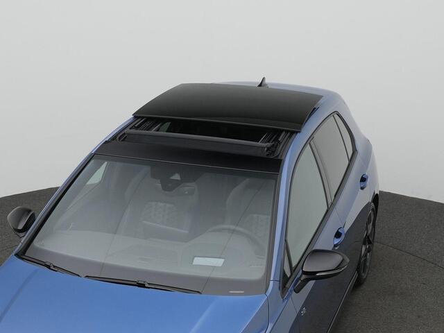 Volkswagen GOLF 1.5 eTSI 150 pk DSG R-Line | Panoramadak | Trekhaak | Standkachel | IQ Light | Head-up display | Achteruitrijcamera | Stuur-/achterbankverwarming