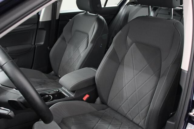 Volkswagen GOLF 1.5 eTSI DSG Style 150 Pk | Adaptive Cruise Control | Camera | Stoel/Stuurverwarming | Navigatie | Digital Cockpit | Massage/Memory Bestuurderstoel |