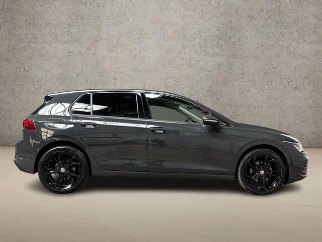 Volkswagen GOLF 1.0 TSI Sportline Automaat (APPLE CARPLAY, GROOT NAVI, CAMERA, GETINT GLAS, SPORTSTOELEN, SFEERVERLICHTING, LANE ASSIST, ADAPTIVE CRUISE, NIEUWSTAAT)