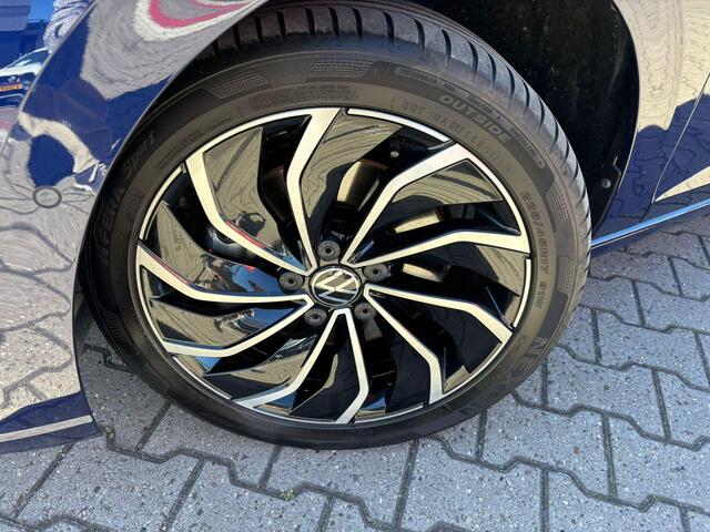 Volkswagen GOLF 1.4 eHybrid Style *Dodehoek & Winterpack*
