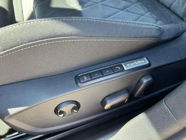Volkswagen GOLF 1.4 eHybrid Style *Dodehoek & Winterpack*