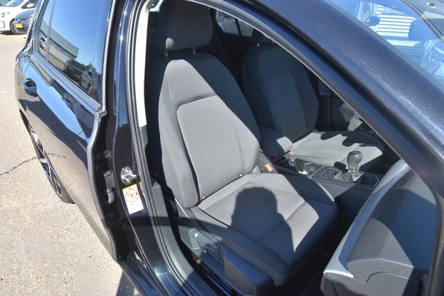 Volkswagen GOLF 1.0 TSI Golf , TREKHAAK , LMV 18 , PDC V+A , CLIMATR , NAVI VIA APP , CR CONTR , LED KOPL ,