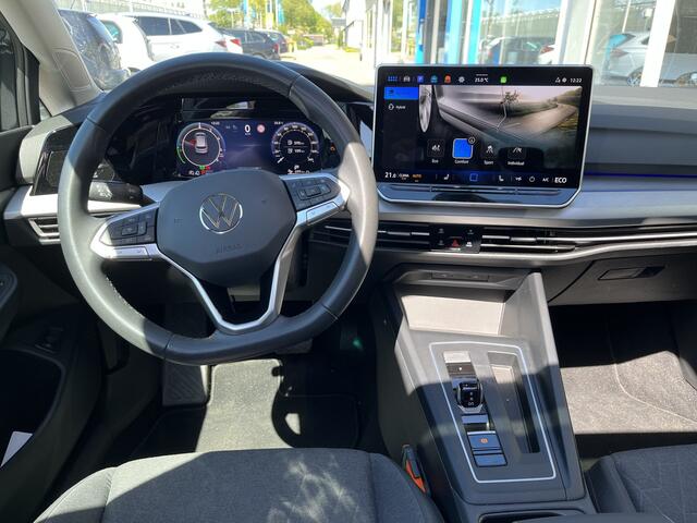 Volkswagen GOLF 1.5 eHybrid Life Edition / GARANTIE TM 06-2029/ AUTOMAAT/ PANO/ CAMERA/ PARK. SENSOREN/ STOEL-STUURVERWARM./ KEYLESS ADVANCED/ ADAPT. CRUISE/ APP CONNECT/ RIJ MODI/ PARK. ASSIST/ CLIMA/ DAB/ 18" LMV