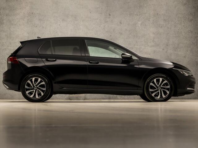 Volkswagen GOLF 1.0 TSI Sportline (APPLE CARPLAY, GROOT NAVI, SFEERVERLICHTING, KEYLESS, GETINT GLAS, SPORTSTOELEN, PARKEERSENSOREN, LM VELGEN, ADAPTIVE CRUISE, NIEUWSTAAT)