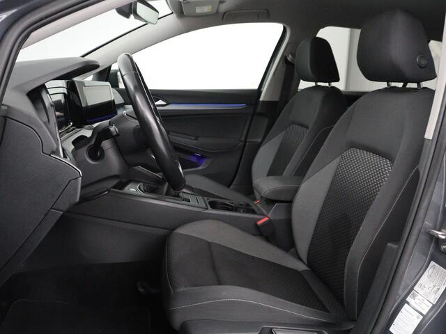 Volkswagen GOLF 1.5 TSI Active Life | Trekhaak | Stoelverwarming | Carplay | Sfeerverlichting | Navigatie | Adaptive cruise | Parkeerhulp | Stuurverwarming | Bluetooth | Climate control