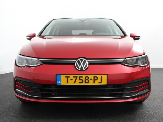 Volkswagen GOLF 1.0 eTSI 110pk Active Automaat Panorama dak Navigatie Climate Control Adaptive Cruise Control Virtual Cockpit Stoelverwarming Extra Getint Glas