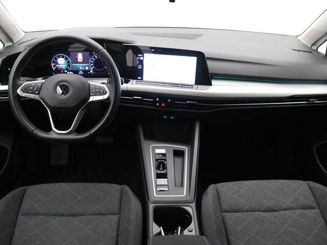 Volkswagen GOLF Variant 1.5 eTSI Life Business AUTOMAAT / Trekgewicht 1.400 kg / Navigatie / Apk tot 11-2027 /Digitaal dashboard / Climate control / Navigatie / Apple Carplay Android /