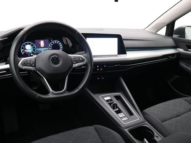 Volkswagen GOLF Variant 1.5 eTSI Life Business AUTOMAAT / Trekgewicht 1.400 kg / Navigatie / Apk tot 11-2027 /Digitaal dashboard / Climate control / Navigatie / Apple Carplay Android /