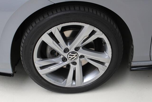 Volkswagen GOLF 1.5 eTSI R-Line (2x) DSG | Navigatie | LM '17 | PDC + Camera | Aut. Airco