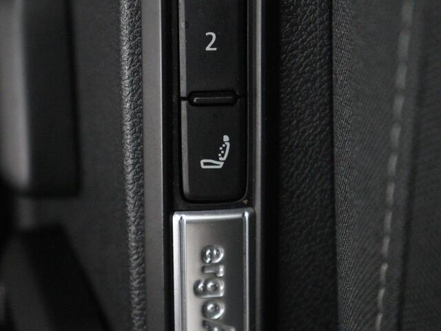 Volkswagen GOLF 1.5 TSI Style | Matrix LED | Camera | Carplay | Trekhaak | Massage | Memory | Sfeerverlichting | Adaptive cruise | Digital Cockpit | Parkeerhulp | File Assistent | Climate control | Bluetooth