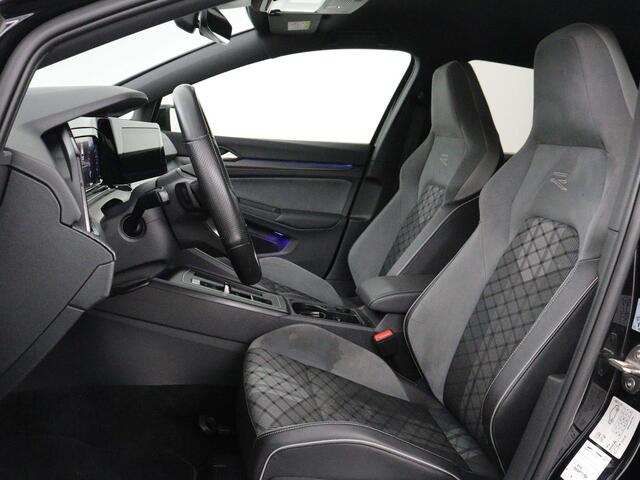 Volkswagen GOLF 1.5 eTSI R-Line | Trekhaak | Stoelverwarming | Camera | Sportstoelen | Carplay | Navigatie | Sfeerverlichting | Climate control | Parkeerhulp | Adaptive cruise | File Assistent