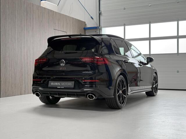 Volkswagen GOLF 2.0 TSI GTI Clubsport 300PK - DEALER ONDERHOUDEN - PANORAMADAK - BLACK ON BLACK - HARMAN KARDON - STUUR + STOELVERWARMING
