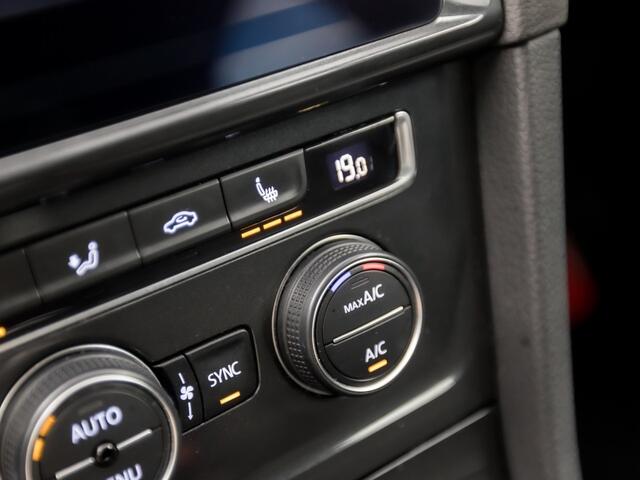 Volkswagen GOLF 1.0 TSI Sportline (APPLE CARPLAY, GROOT NAVI, CAMERA, SPORTSTOELEN, ADAPTIVE CRUISE, GETINT GLAS, PARKEERSENSOREN, NIEUWSTAAT)