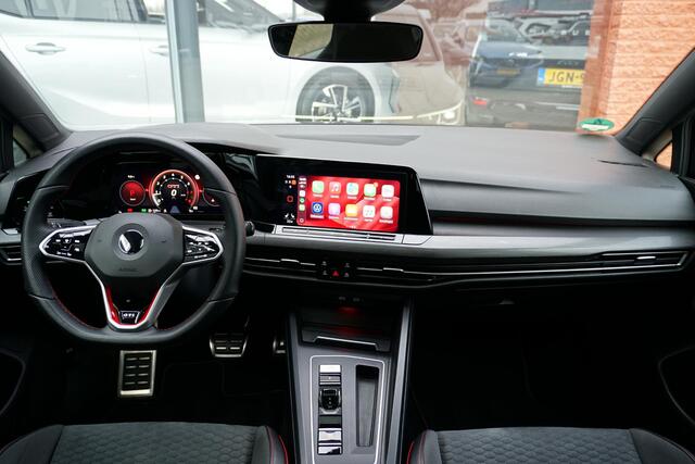 Volkswagen GOLF 2.0 TSI GTI Clubsport 300PK + PANORAMADAK / IQ LIGHT / STUURVERWARMING / 19"